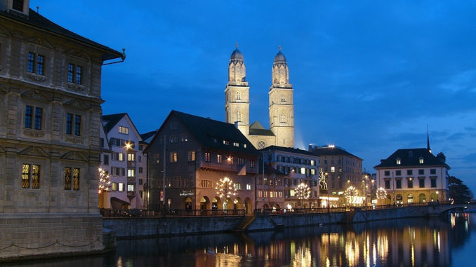 Nábřeží řeky Limmat a Grosmünster. Curych, Švýcarsko.